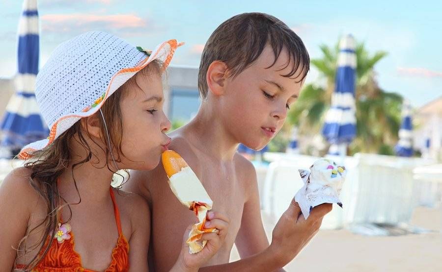 Ιδιαίτερη προσοχή στα δόντια των παιδιών μετά από ένα «γλυκό γεύμα»