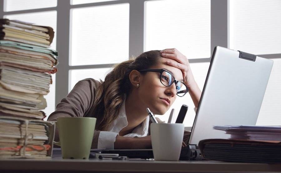 Εργάζεστε σε γραφείο; Δείτε πώς καταστρέφετε το σώμα σας (Λίστα)