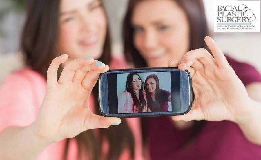 Έρευνα: Οι selfies μας σπρώχνουν προς το νυστέρι του πλαστικού