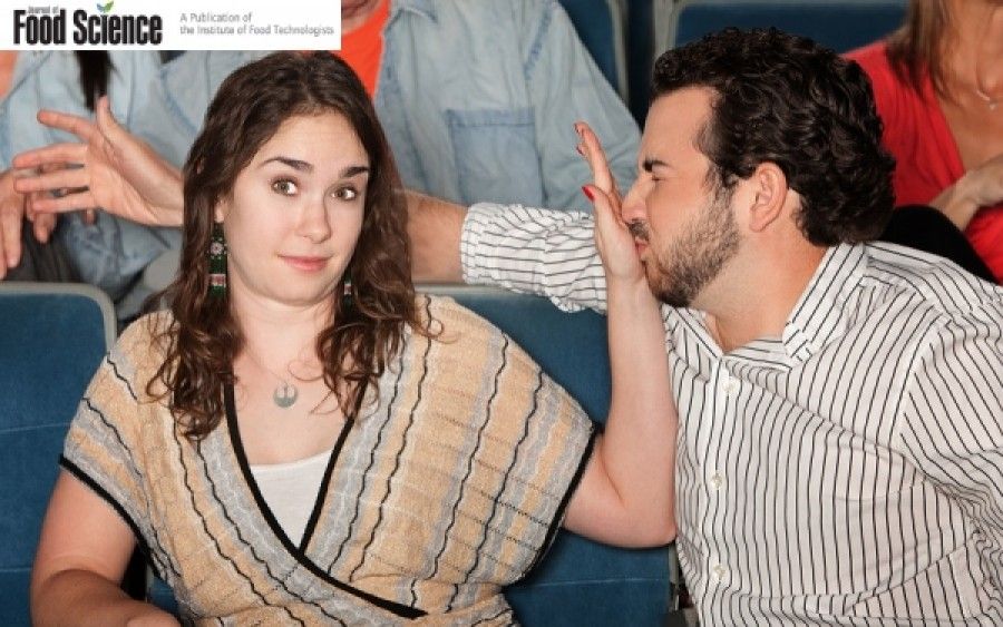 Αυτές οι τροφές θα σας σώσουν από την μυρωδιά του σκόρδου στην αναπνοή