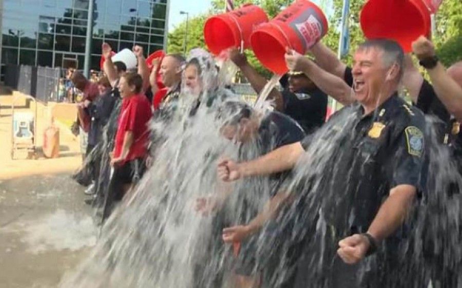 ALS Ice Bucket Challenge: Ρίχνουν ένα κουβά κρύο νερό στο κεφάλι τους για έναν ιερό σκοπό