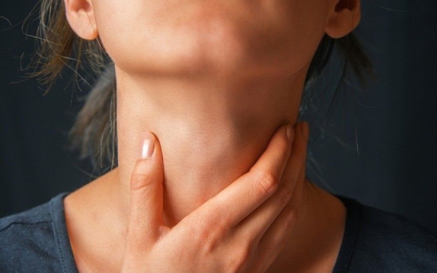 Hexalen Spray: Η σίγουρη και αποτελεσματική λύση όταν μας «γρατζουνά» ο λαιμός