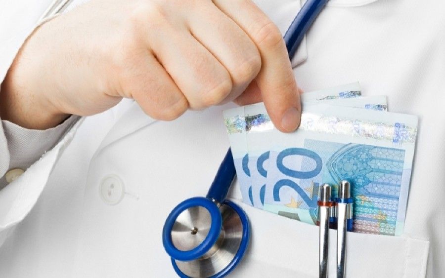 Χειροπέδες σε γιατρό του νοσοκομείου Άρτας για "διπλό" φακελάκι