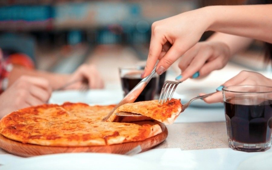 Ποιοι τύποι ανθρώπων το παρακάνουν με το φαγητό