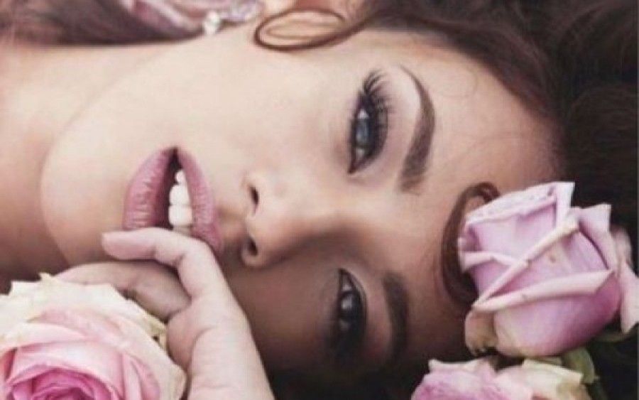 Ροδόνερο: 4 τρόποι να το εντάξετε στη beauty ρουτίνα σας!