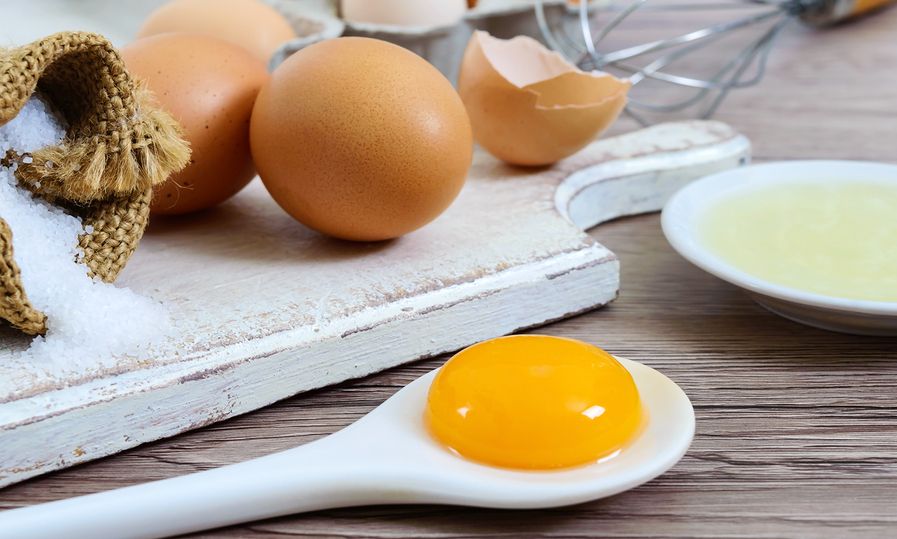 Αυγό: Πόσες θερμίδες έχει ο κρόκος και πόσες το ασπράδι