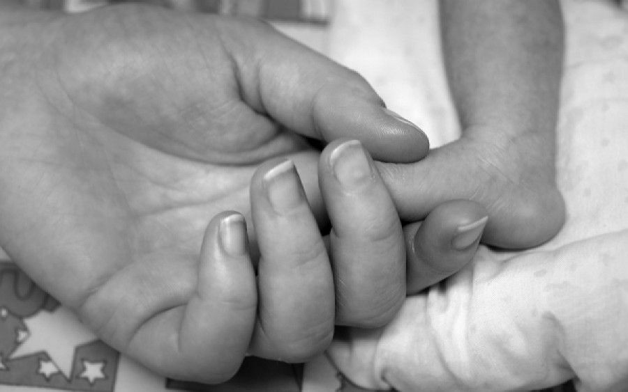 Καισαρική τομή: Η φωτογραφία μαμάς και μωρού που έγινε viral