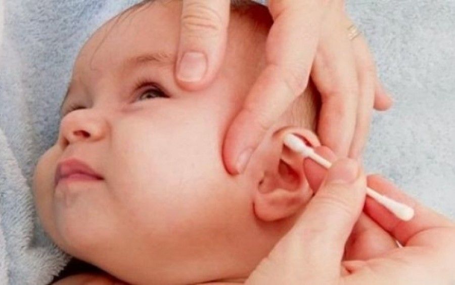 Πώς να καθαρίζετε με ασφάλεια τα αυτάκια των παιδιών