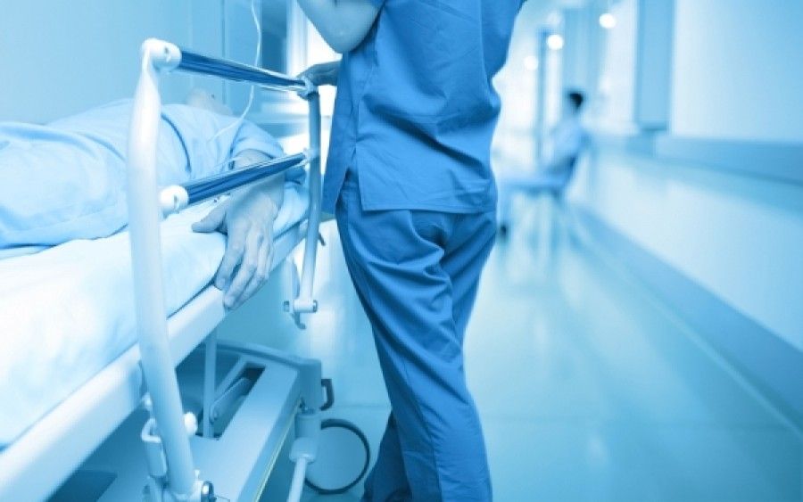 ΕΝΕ: Σοβαρό ζήτημα για τη Δημόσια Υγεία οι παράνομες αποκλειστικές στα νοσοκομεία
