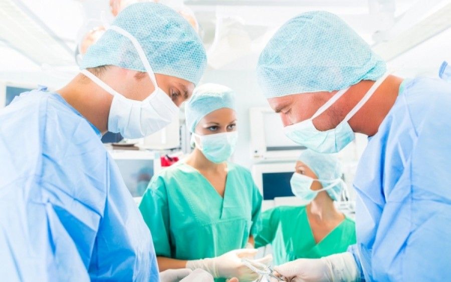 Αφαίρεσαν από το στομάχι 17χρονης που έτρωγε τα μαλλιά της, τρίχινη μάζα 1,5 κιλού