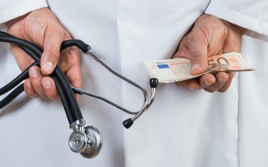 Σύλληψη γιατρού για «φακελάκι» στο Ογκολογικό Νοσοκομείο «Αγ. Ανάργυροι»