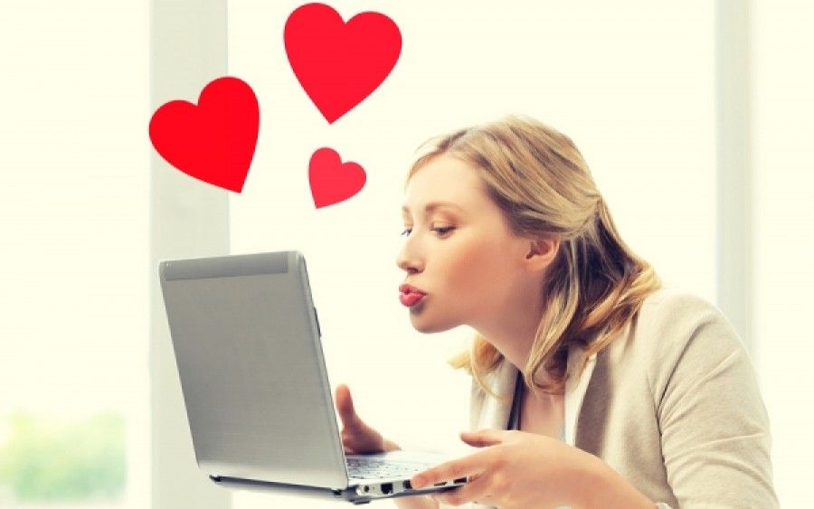 Έρωτας στα χρόνια των social media: Πώς θα αυξήσετε τις πιθανότητες επιτυχίας με τη γλώσσα του σώματος
