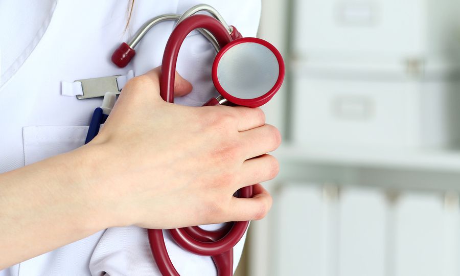 ΕΝΕ: Φύλακες σε ρόλο νοσηλευτών στα καταστήματα κράτησης της χώρας