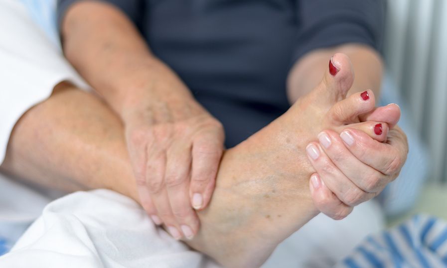 Πρησμένα πόδια: Πότε «δείχνουν» χρόνια φλεβική ανεπάρκεια