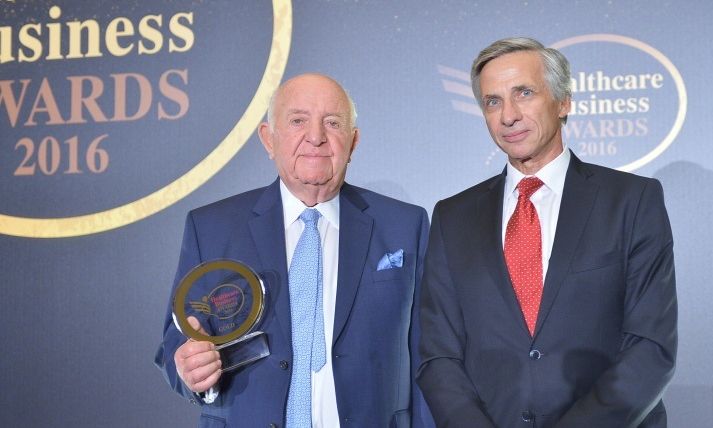 Τιμητική βράβευση του Σταύρου Δέμου, του πρώτου προέδρου της ΠΕΦ στα Healthcare Business Awards