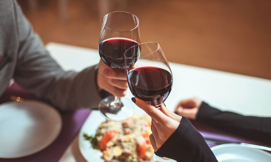 Αλκοόλ: Σε ποια ποσότητα είναι ευεργετικό για την υγεία ανδρών και γυναικών