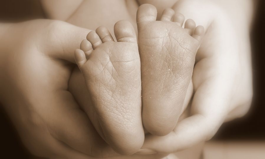 Εγκρίθηκε η «εξωσωματική τριών γονέων» στη Βρετανία