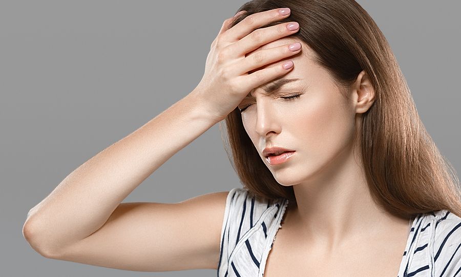 Χρόνιοι πονοκέφαλοι: Μήπως σας λείπει κάποια πολύτιμη βιταμίνη;