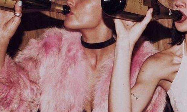 Ξύπνησες με hangover; Αυτή είναι η λύση που θα σε συνεφέρει αμέσως
