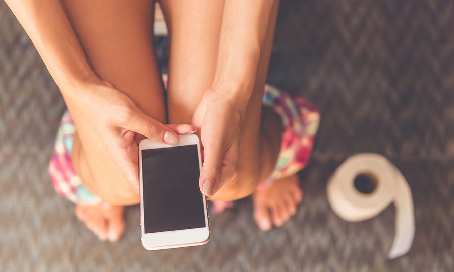 Παίρνετε το κινητό στην τουαλέτα; Δείτε από τι κινδυνεύετε
