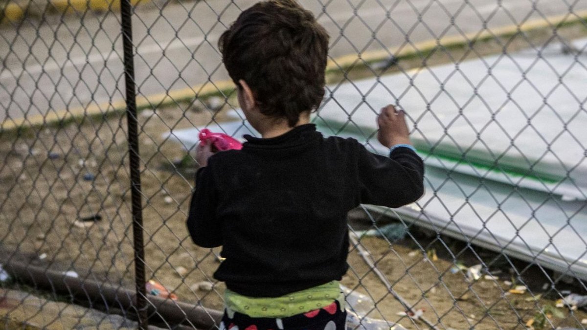 Save the Children: Αυτοτραυματισμοί και αυτοκτονίες στους καταυλισμούς προσφύγων της Ελλάδας