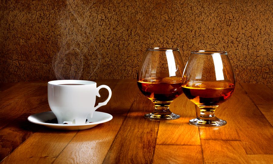 Αλκοόλ & καφεΐνη: Επιτρέπονται στα άτομα με κολπική μαρμαρυγή;