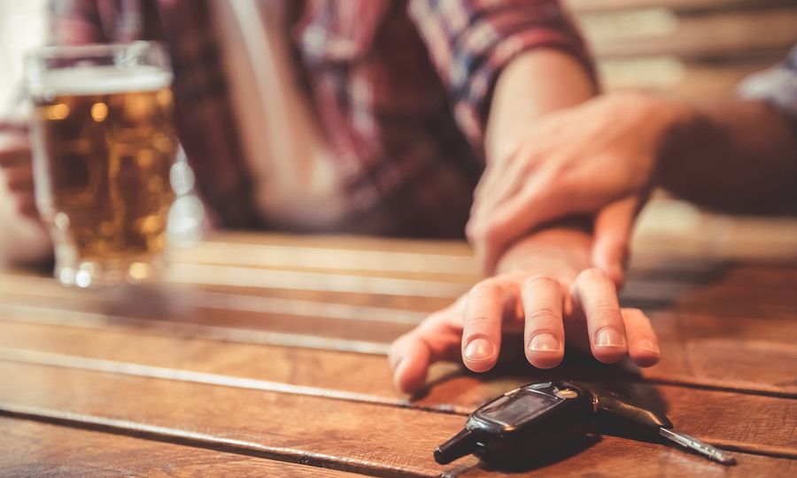 Ευρωπαϊκή έρευνα για το αλκοόλ: 1 στους 10 Έλληνες είναι επιβάτης σε όχημα με μεθυσμένο οδηγό