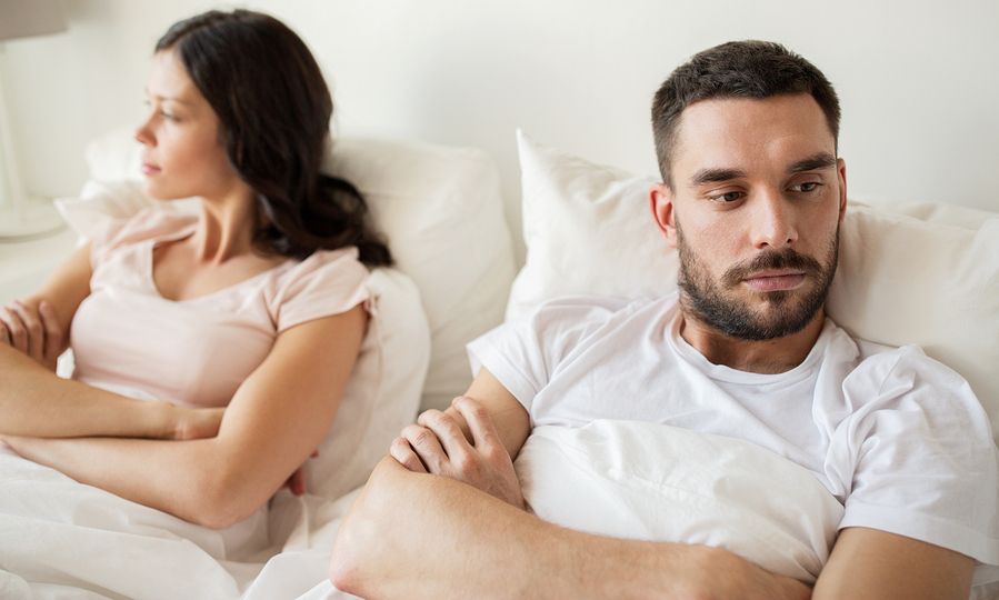 Πέσατε για ύπνο τσακωμένοι με τον/τη σύντροφό σας; Οι σοβαροί κίνδυνοι για την υγεία σας!