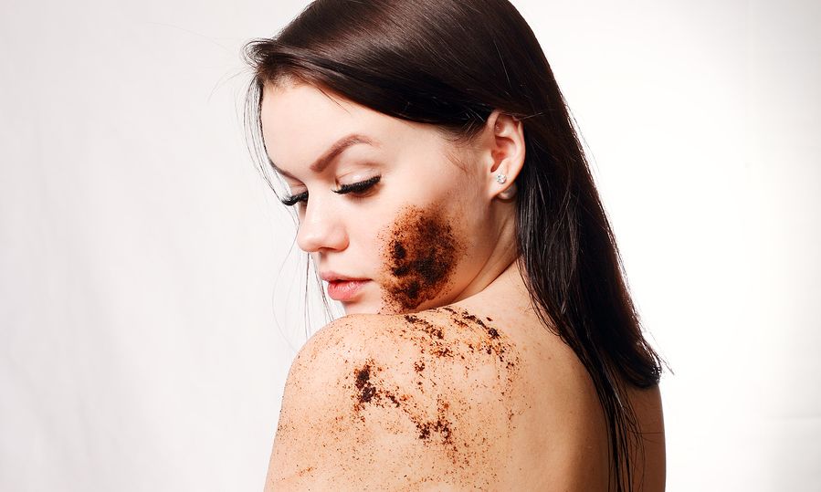 Απολέπιση προσώπου στο σπίτι: Συνταγή για scrub με καφέ