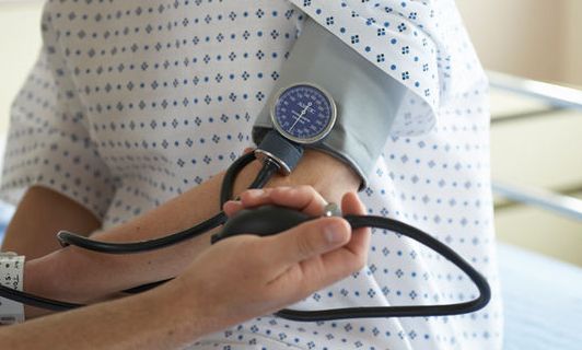 Υπέρταση: Με ποια ανεπάρκεια σχετίζεται – Πώς θα την αντιμετωπίσετε