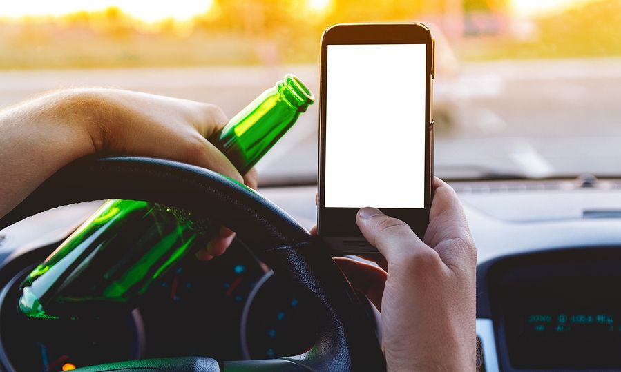Οδήγηση & κινητό v/s οδήγηση & αλκοόλ: Τι είναι πιο επικίνδυνο