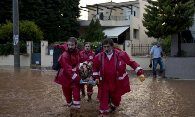Πλημμύρες: Ο Ελληνικός Ερυθρός Σταυρός στο πλευρό των πληγέντων στη Δυτική Αττική