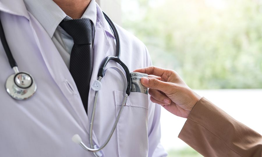Ένοχος ο γιατρός με το φακελάκι από το νοσοκομείο Αλεξανδρούπολης