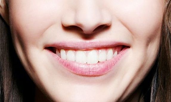 Επτά έξυπνα tips για να φαίνονται τα δόντια σου πιο λευκά