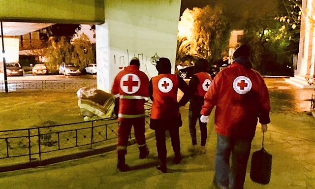Ο Ελληνικός Ερυθρός Σταυρός υποστηρίζει τους άστεγους στο κέντρο της Αθήνας