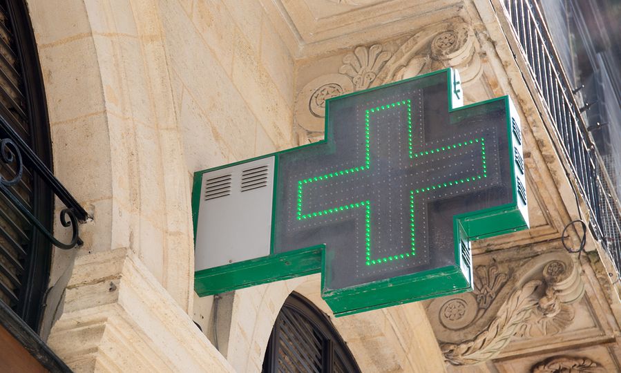 Πολυνομοσχέδιο: Ελάχιστο ωράριο με ανώτατα όρια λειτουργίας στα φαρμακεία