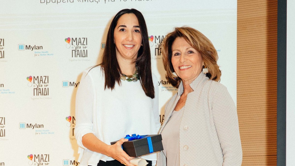 Η Ένωση «Μαζί για το Παιδί» βράβευσε την Πανελλήνια Ένωση Φαρμακοβιομηχανίας