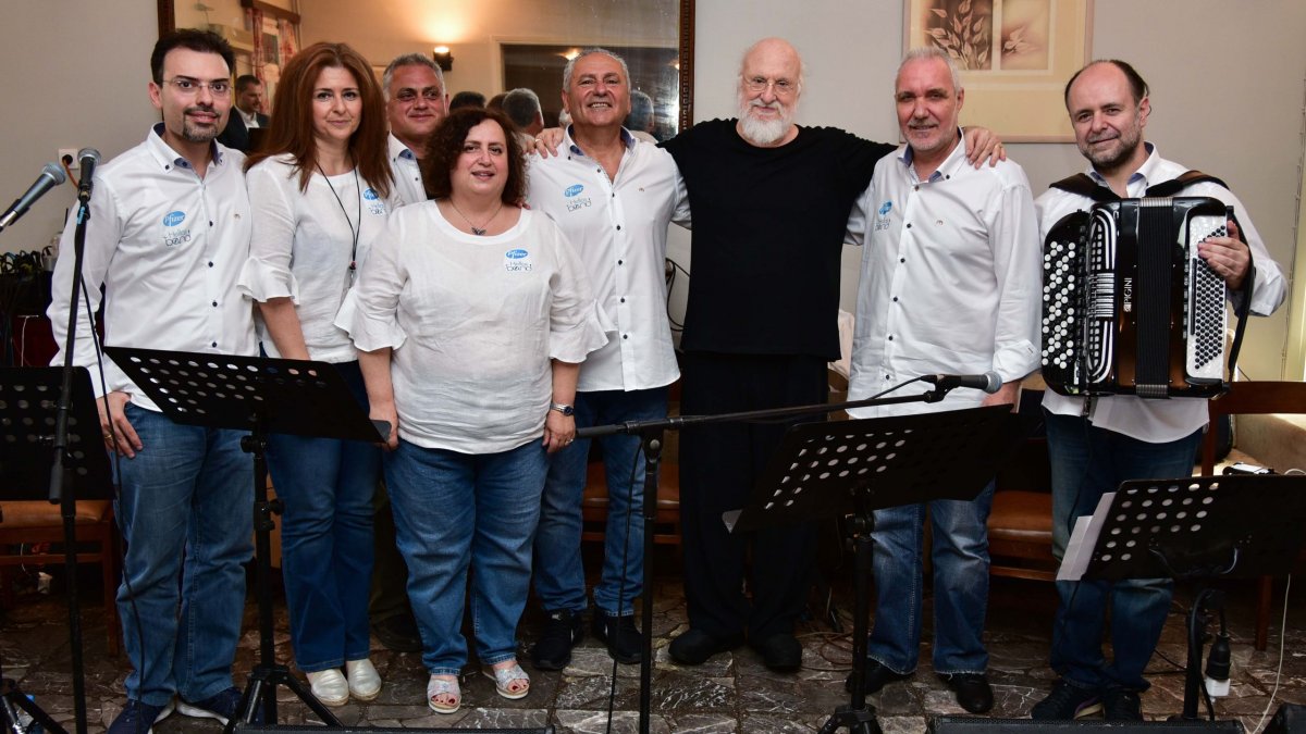 Ο Διονύσης Σαββόπουλος & η band της Pfizer στο Γηροκομείο Αθηνών