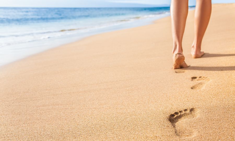 Τι παθαίνει το δέρμα όταν περπατάμε ξυπόλητοι στην άμμο