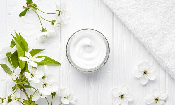 DIY: Φτιάξτε μόνη σας μια κρέμα για τις ρυτίδες του προσώπου μόνο με 3 υλικά