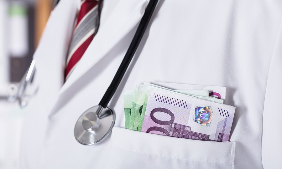 Γιατρός μεγάλου νοσοκομείου της Αθήνας ζήτησε τρία «φακελάκια» από τον ίδιο ασθενή!