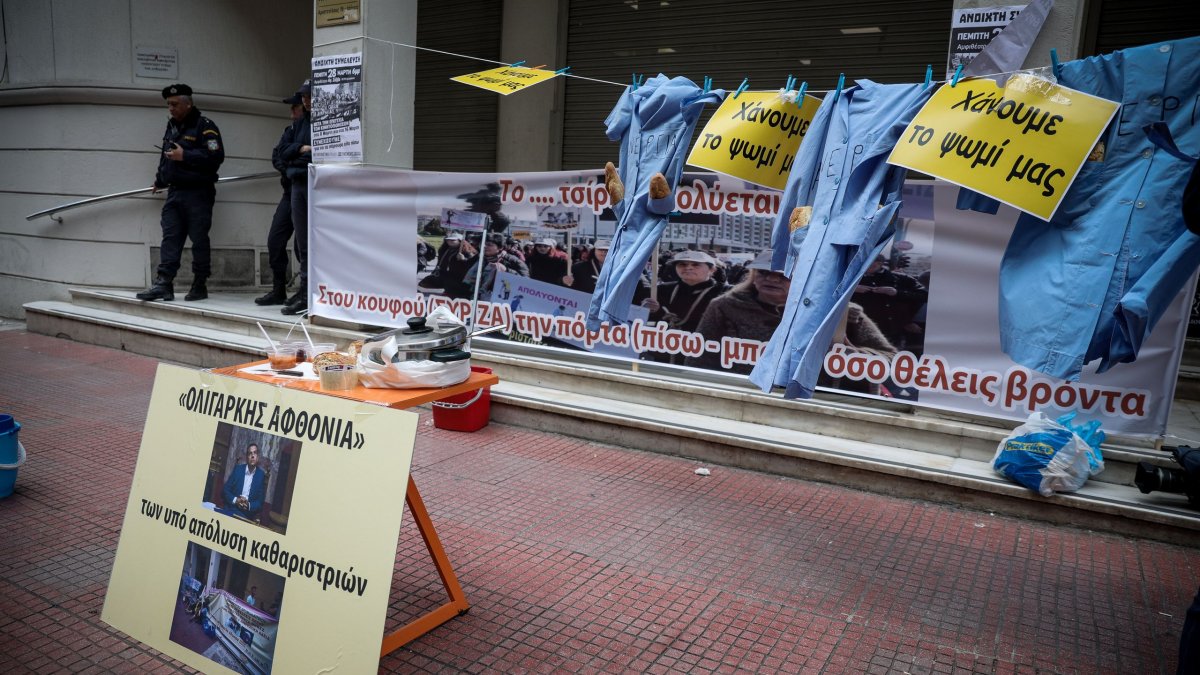 Οι καθαρίστριες κρέμασαν τις ποδιές τους στην Αριστοτέλους, ο Πολάκης με τηλεβόα (φωτο)
