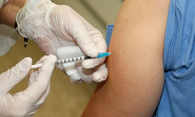 ΕΟΦ: Ο θάνατος μετά από εμβολιασμό δεν συσχετίζεται με παρενέργεια του εμβολίου
