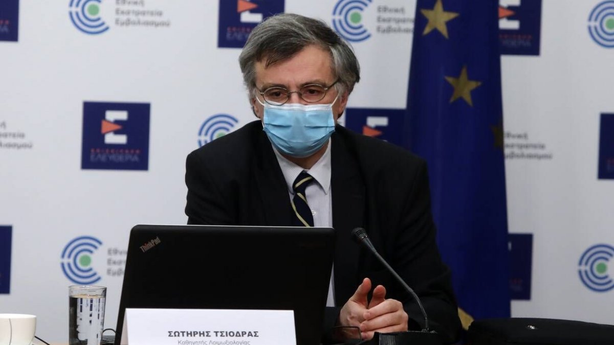 Κορονοϊός - Τσιόδρας: Oι μεταλλάξεις έφεραν αύξηση της μεταδοτικότητας και των θανάτων