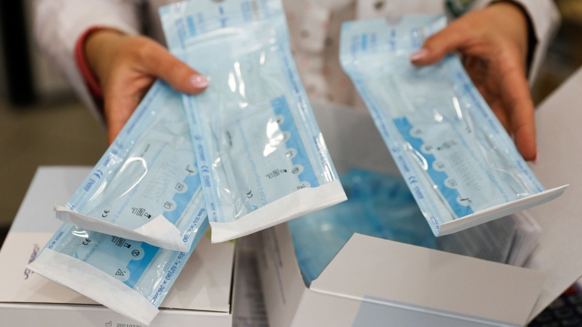 Από σήμερα η διάθεση self-test για τους μαθητές από τα φαρμακεία