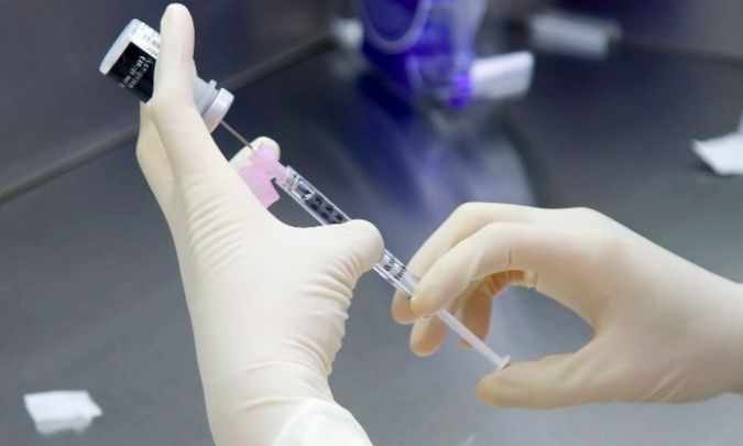 Κορονοϊός: Η μετάλλαξη Όμικρον επιβάλλει την εντατικοποίηση των εμβολιασμών
