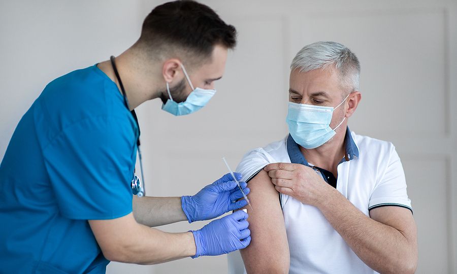 EE: Η αναμνηστική δόση να χορηγείται το αργότερο 6 μήνες μετά τη δεύτερη