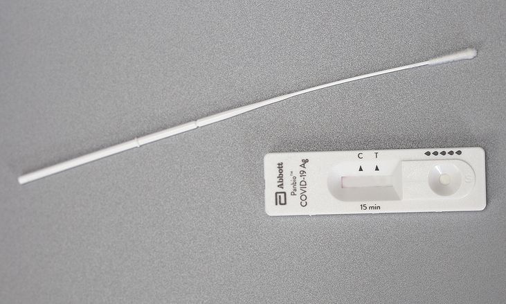 FDA: Μην χρησιμοποιείτε τα self test στον λαιμό αντί για τη μύτη