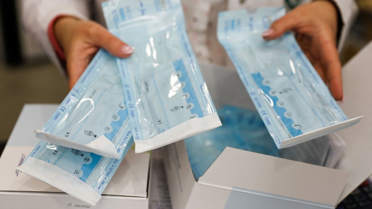 Από αύριο η διάθεση self-test για μαθητές και εμβολιασμένους εκπαιδευτικούς από τα φαρμακεία
