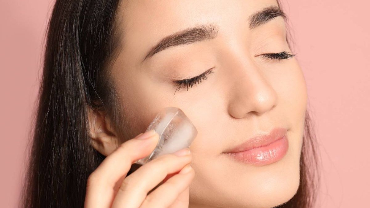 Face icing: Τα οφέλη του να παγώνεις την επιδερμίδα σου και tips για να το κάνεις με ασφάλεια